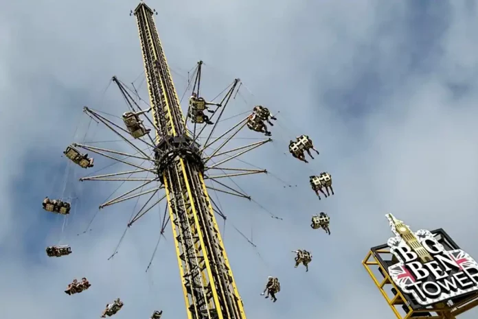 Amusement ride with swinging seats