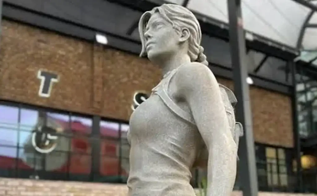 tombraiderstatue